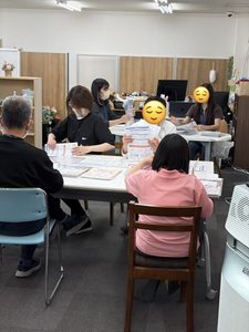 【作業の様子】ダイレクトメール作業の様子